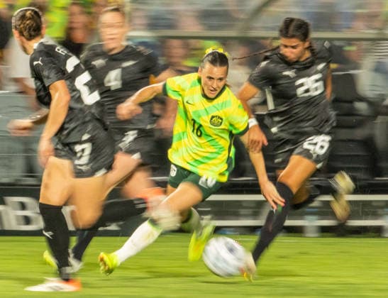 November 28, 2025, Gosford, Nsw, Australia: HAYLEY RASO of Australia in action during the WomenÃ¢â‚¬â ¢s FIFA International Friendly, Länderspiel, Nationalmannschaft between Australia and New Zealand Gosford Australia - ZUMAt173 20251128_zsp_t173_016 Copyright: xStephanexThomasx