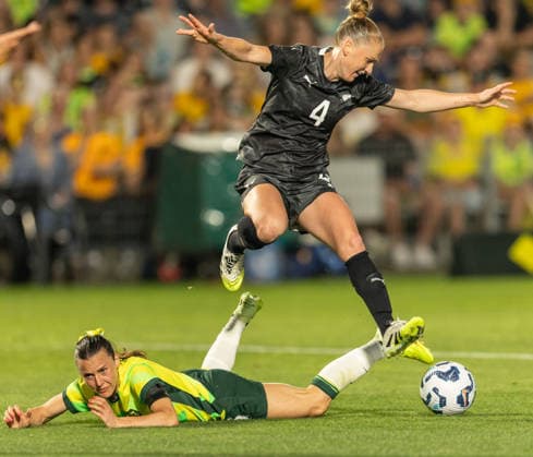 November 28, 2025, Gosford, Nsw, Australia: CJ BOTT of New Zealand leaps over HAYLEY RASO of Australia during a challenge for the ball in the WomenÃ¢â‚¬â ¢s FIFA International Friendly, Länderspiel, Nationalmannschaft between Australia and New Zealand. Gosford Australia - ZUMAt173 20251128_zsp_t173_021 Copyright: xStephanexThomasx