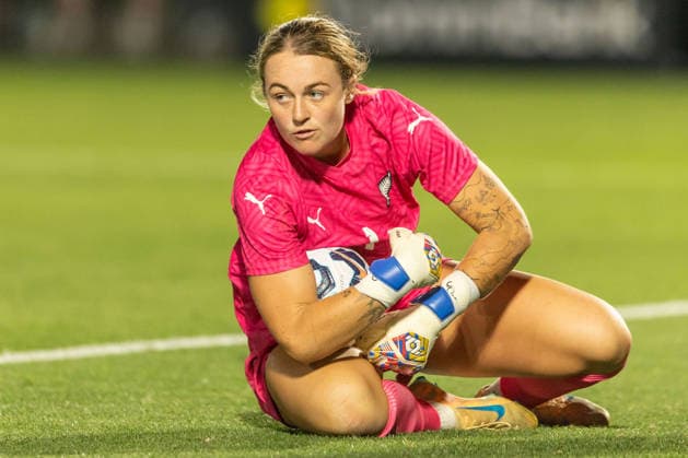 November 28, 2025, Gosford, Nsw, Australia: ANNA LEAT of New Zealand catches the ball during the WomenÃ¢â‚¬â ¢s FIFA International Friendly, Länderspiel, Nationalmannschaft between Australia and New Zealand Gosford Australia - ZUMAt173 20251128_zsp_t173_030 Copyright: xStephanexThomasx