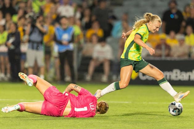 November 28, 2025, Gosford, Nsw, Australia: HOLLY MCNAMARA of Australia is fouled by ANNA LEAT of New Zealand during the WomenÃ¢â‚¬â ¢s FIFA International Friendly, Länderspiel, Nationalmannschaft between Australia and New Zealand Gosford Australia - ZUMAt173 20251128_zsp_t173_036 Copyright: xStephanexThomasx