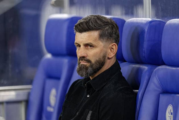 Gelsenkirchen, Deutschland, 28.11.25: Trainer Miron Muslic (FC Schalke 04) schaut waehrend des Spiels der 2. Bundesliga zwischen FC Schalke 04 - SC Paderborn in der Veltins-Arena am 28. November 2025 in Gelsenkirchen, Deutschland. Gelsenkirchen Veltins-Arena Germany Copyright: xStefanxBrauer Brauer-Fotoagenturx