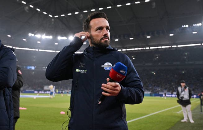 Trainer Ralf Kettemann (SC Paderborn) 28.11.2025, Fussball 2. Bundesliga, Saison 2025 2026, 14. Spieltag, FC Schalke 04 - SC Paderborn DFL regulations prohibit any use of photographs as image sequences and or quasi-video Gelsenkirchen Veltins Arena Nordrhein Westfalen Deutschland