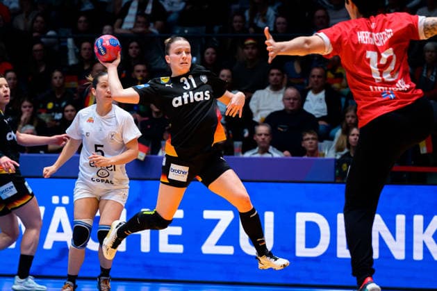 Handball, Frauen WM, Gruppe C: Uruguay - Deutschland Alexia Hauf (Deutschland), Viviana Hergatacorzian Kehyaian (Uruguay) Stuttgart Porsche Arena Baden-Württemberg Deutschland