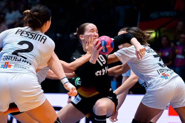Handball, Frauen WM, Gruppe C: Uruguay - Deutschland v. li. im Zweikampf Julieta Pessina Portos (Uruguay), Nieke Kühne Kuehne (Deutschland), Sabrina Grieco Vigna (Uruguay) Stuttgart Porsche Arena Baden-Württemberg Deutschland