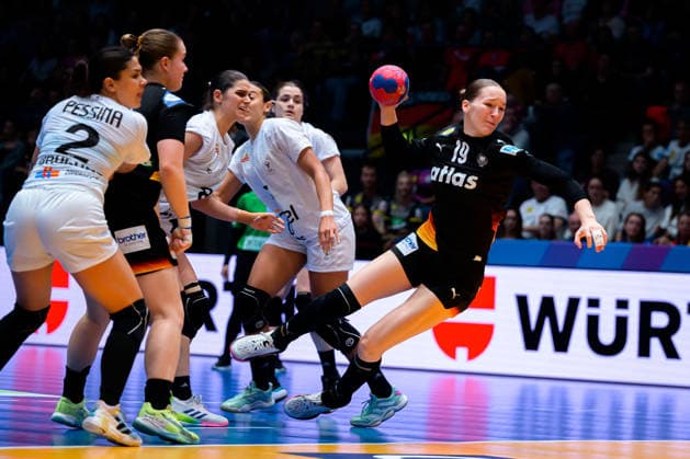 Handball, Frauen WM, Gruppe C: Uruguay - Deutschland Nieke Kühne Kuehne (Deutschland) Stuttgart Porsche Arena Baden-Württemberg Deutschland