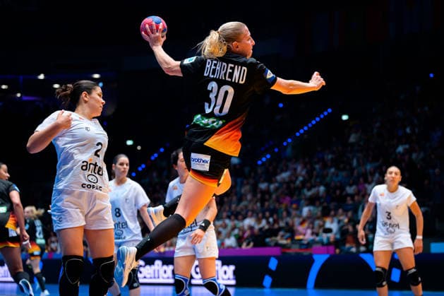 Handball, Frauen WM, Gruppe C: Uruguay - Deutschland v.li. Julieta Pessina Portos (Uruguay), Jenny Behrend (Deutschland) Stuttgart Porsche Arena Baden-Württemberg Deutschland