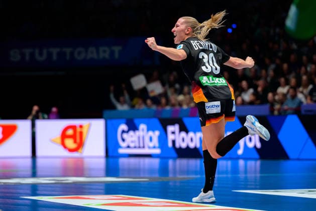 Handball, Frauen WM, Gruppe C: Uruguay - Deutschland Jenny Behrend (Deutschland) Jubel Freude Emotion Torjubel Torschuetze Torschütze Stuttgart Porsche Arena Baden-Württemberg Deutschland