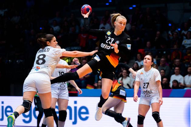 Handball, Frauen WM, Gruppe C: Uruguay - Deutschland v.li. Camila Bianco Castiella (Uruguay), Annika Lott (Deutschland) Stuttgart Porsche Arena Baden-Württemberg Deutschland