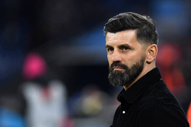 Trainer Miron Muslic (FC Schalke 04) schaut waehrend des Spiels der 2. Bundesliga zwischen FC Schalke 04 und SC Paderborn 07, Veltins-Arena am 28. November 2025 in Gelsenkirchen, Deutschland. (Foto von Ralf Treese DeFodi Images) +++ Trainer Miron Muslic (FC Schalke 04) looks on during the 2. Bundesliga match between FC Schalke 04 and SC Paderborn 07 at Veltins-Arena on November 28, 2025 in Gelsenkirchen, Germany. (Photo by Ralf Treese DeFodi Images) (Photo by Ralf Treese DeFodi Images)