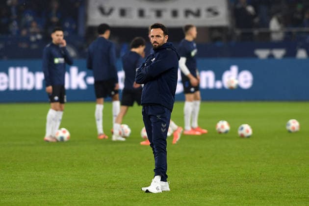 Trainer Ralf Kettemann (SC Paderborn 07) schaut waehrend des Spiels der 2. Bundesliga zwischen FC Schalke 04 und SC Paderborn 07, Veltins-Arena am 28. November 2025 in Gelsenkirchen, Deutschland. (Foto von Ralf Treese DeFodi Images) +++ Trainer Ralf Kettemann (SC Paderborn 07) looks on during the 2. Bundesliga match between FC Schalke 04 and SC Paderborn 07 at Veltins-Arena on November 28, 2025 in Gelsenkirchen, Germany. (Photo by Ralf Treese DeFodi Images) (Photo by Ralf Treese DeFodi Images)