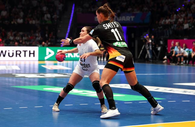 28.11.2025, Deutschland, Stuttgart, F27th IHF WomenÂ s World Championship, WM, Weltmeisterschaft 2025, Uruguay vs. Deutschland, v.l. Paula Estman Ruegger (URY), Xenia Smits (GER)