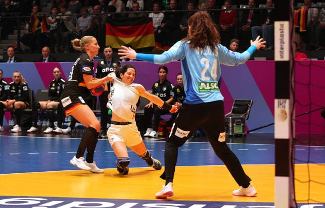 28.11.2025, Deutschland, Stuttgart, F27th IHF WomenÂ s World Championship, WM, Weltmeisterschaft 2025, Uruguay vs. Deutschland, v.l. Jenny Behrend (GER), Paula Estman Ruegger (URY), Sarah Wachter (GER)