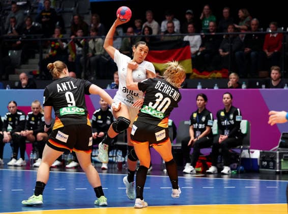 28.11.2025, Deutschland, Stuttgart, F27th IHF WomenÂ s World Championship, WM, Weltmeisterschaft 2025, Uruguay vs. Deutschland, v.l. Lisa Antl (GER), Sabrina Grieco Vigna (URY), Jenny Behrend (GER)