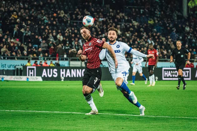2. Bundesliga: Hannover 96 vs. Karlsruher SC, 28.11.2025 Boris Tomiak (Hannover 96, 3) gegen Fabian Schleusener (Karlsruher SC, 24); Fußball, 2. Bundesliga, 14. Spieltag: Hannover 96 vs. Karlsruher SC am 28.11.2025 in der Heinz von Heiden Arena, Hannover DFL REGULATIONS PROHIBIT ANY USE OF PHOTOGRAPHS AS IMAGE SEQUENCES AND OR QUASI-VIDEO.
