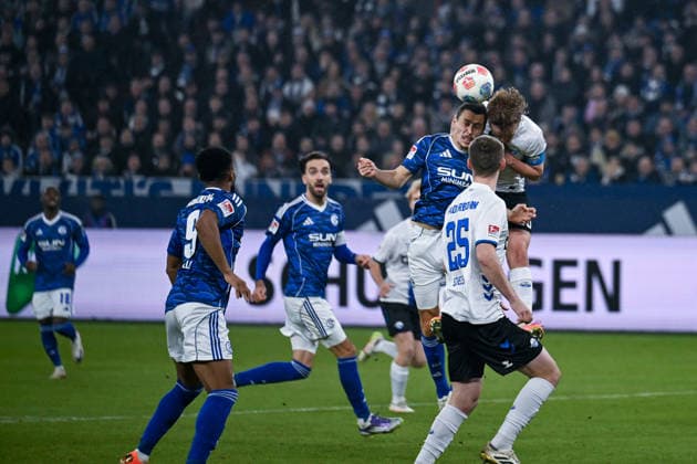 28.11.2025, Fussball, 2. Bundesliga, Saison 2025 2026, 14. Spieltag, FC Schalke 04 - SC Paderborn, Ron Schallenberg (FC Schalke 04), Felix Götze (SC Paderborn 07) xRHR-FOTO YYx Copyright: KROEGER RHR-FOTOx RHR-FOTO YY