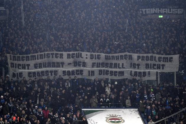 Fans Paderborn mit Banner waehrend des Spiels der 2. Bundesliga zwischen FC Schalke 04 und SC Paderborn 07, Veltins-Arena am 28. November 2025 in Gelsenkirchen, Deutschland. (Foto von Ralf Treese DeFodi Images) +++ Fans Paderborn with banner during the 2. Bundesliga match between FC Schalke 04 and SC Paderborn 07 at Veltins-Arena on November 28, 2025 in Gelsenkirchen, Germany. (Photo by Ralf Treese DeFodi Images) (Photo by Ralf Treese DeFodi Images)