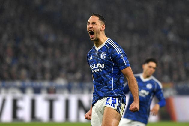 Nikola Katic (FC Schalke 04) gestikuliert, gestik waehrend des Spiels der 2. Bundesliga zwischen FC Schalke 04 und SC Paderborn 07, Veltins-Arena am 28. November 2025 in Gelsenkirchen, Deutschland. (Foto von Ralf Treese DeFodi Images) +++ Nikola Katic (FC Schalke 04) gestures during the 2. Bundesliga match between FC Schalke 04 and SC Paderborn 07 at Veltins-Arena on November 28, 2025 in Gelsenkirchen, Germany. (Photo by Ralf Treese DeFodi Images) (Photo by Ralf Treese DeFodi Images)