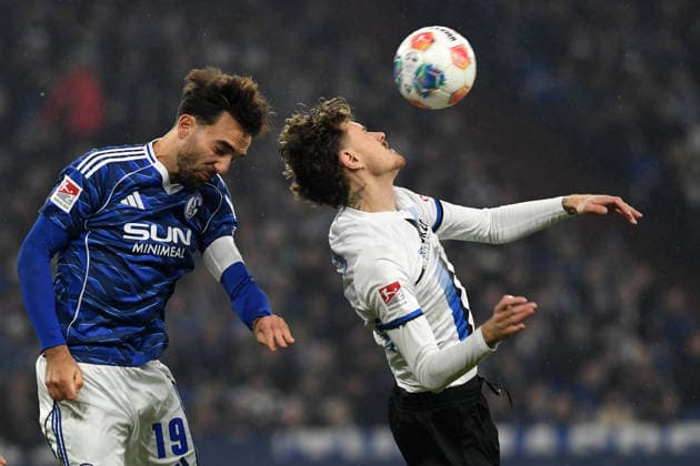 Kenan Karaman (FC Schalke 04) und Calvin Brackelmann (SC Paderborn 07) im Zweikampf waehrend des Spiels der 2. Bundesliga zwischen FC Schalke 04 und SC Paderborn 07, Veltins-Arena am 28. November 2025 in Gelsenkirchen, Deutschland. (Foto von Ralf Treese DeFodi Images) +++ Kenan Karaman (FC Schalke 04) und Calvin Brackelmann (SC Paderborn 07) battle for the ball during the 2. Bundesliga match between FC Schalke 04 and SC Paderborn 07 at Veltins-Arena on November 28, 2025 in Gelsenkirchen, Germany. (Photo by Ralf Treese DeFodi Images) (Photo by Ralf Treese DeFodi Images)