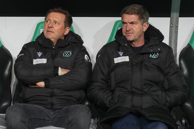 28.11.2025, xtgx, Fussball - 2.Bundesliga Hannover 96 - Karlsruher SC emspor, v.l. Christian Titz (Hannover, Trainer) Ralf Becker (Hannover, Sportdirektor) (DFL DFB REGULATIONS PROHIBIT ANY USE OF PHOTOGRAPHS as IMAGE SEQUENCES and or QUASI-VIDEO) Hannover