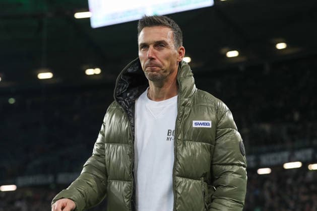 28.11.2025, xtgx, Fussball - 2.Bundesliga Hannover 96 - Karlsruher SC emspor, v.l. Christian Eichner (Karlsruhe, Trainer) (DFL DFB REGULATIONS PROHIBIT ANY USE OF PHOTOGRAPHS as IMAGE SEQUENCES and or QUASI-VIDEO) Hannover