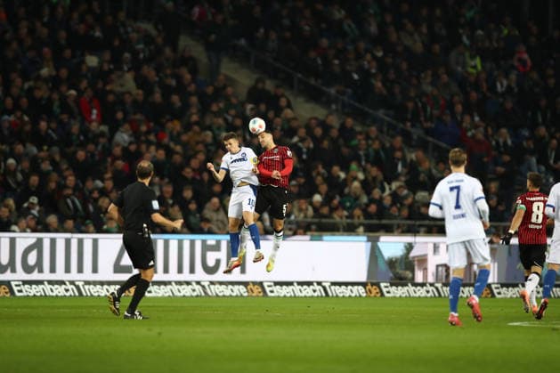 28.11.2025, xtgx, Fussball - 2.Bundesliga Hannover 96 - Karlsruher SC emspor, v.l. Marvin Wanitzek (Karlsruhe, 10), Virgil Ghita (Hannover, 5) Zweikampf, Duell, Kampf, tackle (DFL DFB REGULATIONS PROHIBIT ANY USE OF PHOTOGRAPHS as IMAGE SEQUENCES and or QUASI-VIDEO) Hannover