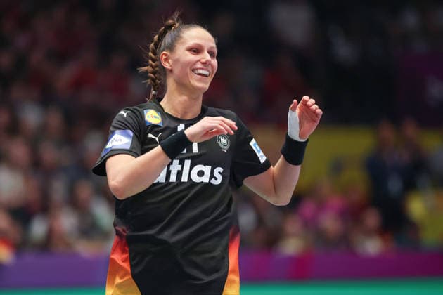 Uruguay - Deutschland, IHF Handball-WM der Frauen Xenia Smits (Deutschland, 11). Vorrundenspiel der Handball-WM der Frauen zwischen Uruguay und Deutschland am 28. November 2025 in der Porsche-Arena in Stuttgart., Stuttgart Baden-Württemberg Deutschland Porsche-Arena