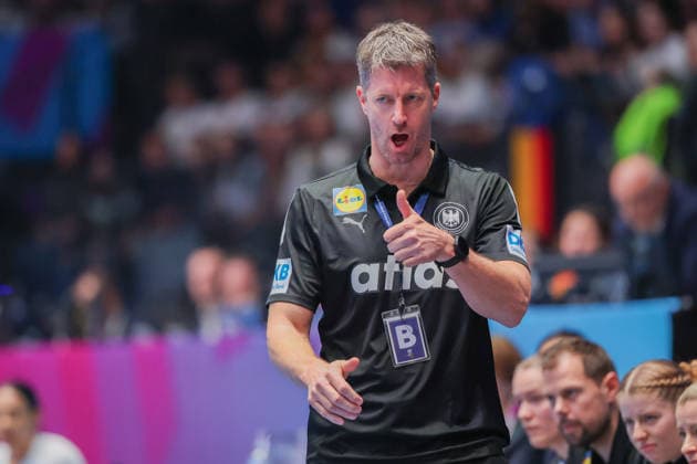Uruguay - Deutschland, IHF Handball-WM der Frauen Bundestrainer Markus Gaugisch. Vorrundenspiel der Handball-WM der Frauen zwischen Uruguay und Deutschland am 28. November 2025 in der Porsche-Arena in Stuttgart., Stuttgart Baden-Württemberg Deutschland Porsche-Arena