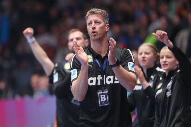 Uruguay - Deutschland, IHF Handball-WM der Frauen Bundestrainer Markus Gaugisch. Vorrundenspiel der Handball-WM der Frauen zwischen Uruguay und Deutschland am 28. November 2025 in der Porsche-Arena in Stuttgart., Stuttgart Baden-Württemberg Deutschland Porsche-Arena