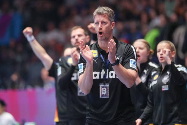 Uruguay - Deutschland, IHF Handball-WM der Frauen Bundestrainer Markus Gaugisch. Vorrundenspiel der Handball-WM der Frauen zwischen Uruguay und Deutschland am 28. November 2025 in der Porsche-Arena in Stuttgart., Stuttgart Baden-Württemberg Deutschland Porsche-Arena