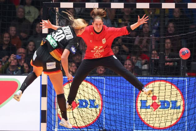 Uruguay - Deutschland, IHF Handball-WM der Frauen Jenny Behrend (Deutschland, 30) gegen Torhüterin Agustina Modernell (Uruguay, 22). Vorrundenspiel der Handball-WM der Frauen zwischen Uruguay und Deutschland am 28. November 2025 in der Porsche-Arena in Stuttgart., Stuttgart Baden-Württemberg Deutschland Porsche-Arena