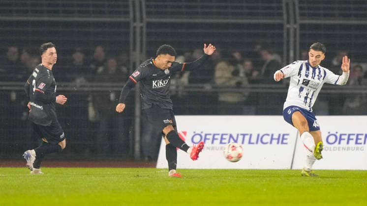 28.11.2025, Stadion Marschweg, Oldenburg, GER, Regionalliga-Nord, 21. Spieltag: VfB Oldenburg vs SV Meppen, Oliver Schmitt (SV Meppen 7) schießt das 0:1-Tor DFL REGULATIONS PROHIBIT ANY USE OF PHOTOGRAPHS AS IMAGE SEQUENCES AND OR QUASI-VIDEO. Oldenburg Niedersachsen Deutschland Stadion Marschweg