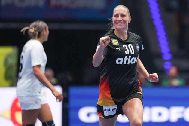 Uruguay - Deutschland, IHF Handball-WM der Frauen Jenny Behrend (Deutschland, 30). Vorrundenspiel der Handball-WM der Frauen zwischen Uruguay und Deutschland am 28. November 2025 in der Porsche-Arena in Stuttgart., Stuttgart Baden-Württemberg Deutschland Porsche-Arena