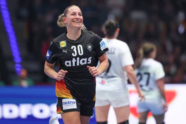Uruguay - Deutschland, IHF Handball-WM der Frauen Jenny Behrend (Deutschland, 30). Vorrundenspiel der Handball-WM der Frauen zwischen Uruguay und Deutschland am 28. November 2025 in der Porsche-Arena in Stuttgart., Stuttgart Baden-Württemberg Deutschland Porsche-Arena