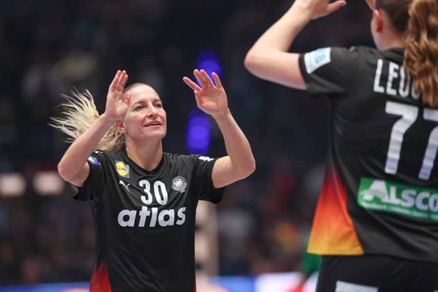 Uruguay - Deutschland, IHF Handball-WM der Frauen Jenny Behrend (Deutschland, 30). Vorrundenspiel der Handball-WM der Frauen zwischen Uruguay und Deutschland am 28. November 2025 in der Porsche-Arena in Stuttgart., Stuttgart Baden-Württemberg Deutschland Porsche-Arena