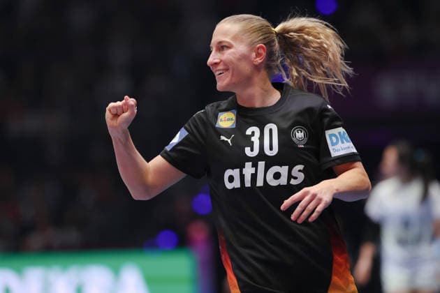 Uruguay - Deutschland, IHF Handball-WM der Frauen Jenny Behrend (Deutschland, 30). Vorrundenspiel der Handball-WM der Frauen zwischen Uruguay und Deutschland am 28. November 2025 in der Porsche-Arena in Stuttgart., Stuttgart Baden-Württemberg Deutschland Porsche-Arena