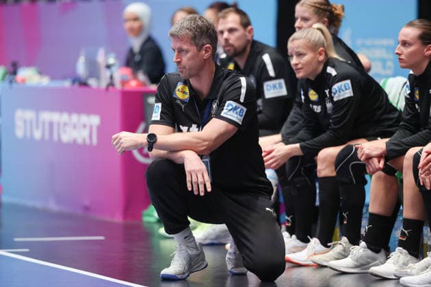 Uruguay - Deutschland, IHF Handball-WM der Frauen Bundestrainer Markus Gaugisch. Vorrundenspiel der Handball-WM der Frauen zwischen Uruguay und Deutschland am 28. November 2025 in der Porsche-Arena in Stuttgart., Stuttgart Baden-Württemberg Deutschland Porsche-Arena