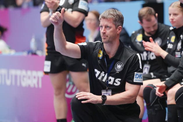 Uruguay - Deutschland, IHF Handball-WM der Frauen Bundestrainer Markus Gaugisch. Vorrundenspiel der Handball-WM der Frauen zwischen Uruguay und Deutschland am 28. November 2025 in der Porsche-Arena in Stuttgart., Stuttgart Baden-Württemberg Deutschland Porsche-Arena