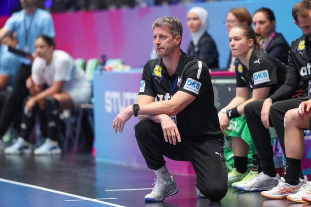 Uruguay - Deutschland, IHF Handball-WM der Frauen Bundestrainer Markus Gaugisch. Vorrundenspiel der Handball-WM der Frauen zwischen Uruguay und Deutschland am 28. November 2025 in der Porsche-Arena in Stuttgart., Stuttgart Baden-Württemberg Deutschland Porsche-Arena