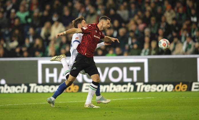 Foto : Boris TOMIAK (H 96) gegen Fabian Schleusener (KSC) Fussball 2. Liga , 14. Spieltag am Fr. 28.11.2025 Hannover 96 - Karlsruher SC