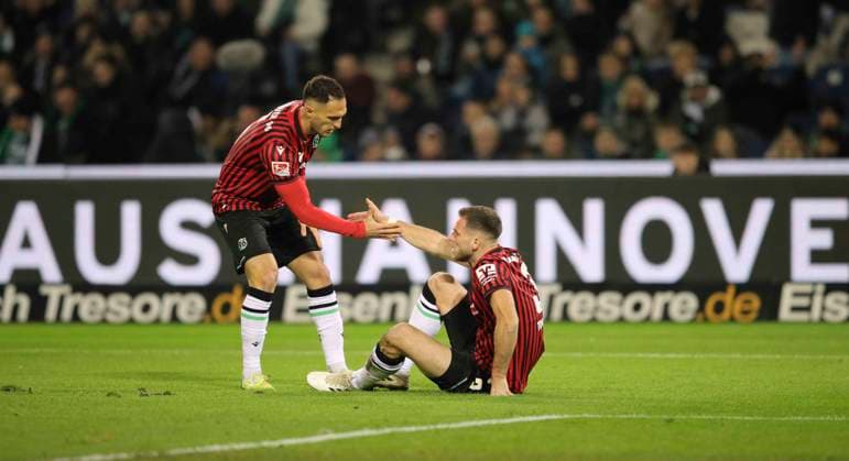 Foto : Virgil Eugen GHITA (H 96) spendet Trost für Boris TOMIAK (H 96) Fussball 2. Liga , 14. Spieltag am Fr. 28.11.2025 Hannover 96 - Karlsruher SC