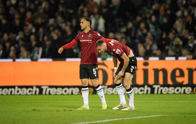 Foto : Virgil Eugen GHITA (H 96) spendet Trost für Boris TOMIAK (H 96) Fussball 2. Liga , 14. Spieltag am Fr. 28.11.2025 Hannover 96 - Karlsruher SC