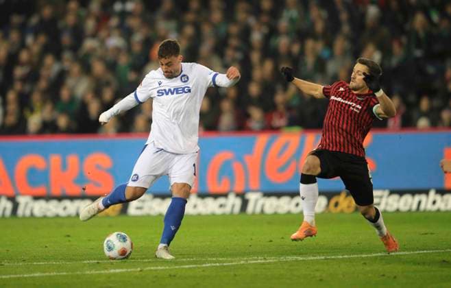 Foto : Torschuss von Philipp Förster (KSC) gegen Enzo Leopold (H 96) Fussball 2. Liga , 14. Spieltag am Fr. 28.11.2025 Hannover 96 - Karlsruher SC