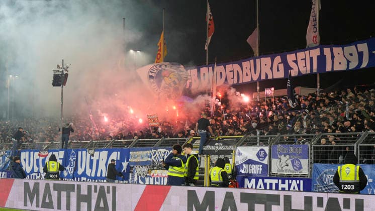 28.11.2025, Stadion Marschweg, Oldenburg, GER, Regionalliga-Nord, 21. Spieltag: VfB Oldenburg vs SV Meppen, Bengalos, Pyrotechnik bei den Oldenburger Fans DFL REGULATIONS PROHIBIT ANY USE OF PHOTOGRAPHS AS IMAGE SEQUENCES AND OR QUASI-VIDEO. Oldenburg Niedersachsen Deutschland Stadion Marschweg
