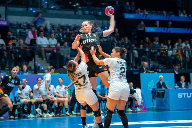Handball I Frauen I Weltmeisterschaft I Vorrunde I 2. Spieltag I Uruguay - Deutschland I 28.11.2025 Viola Leuchter (77, Deutschland) im Wurf Stuttgart Porsche Arena Baden-Württemberg Deutschland Copyright: xLobeca MaxxPetershansx