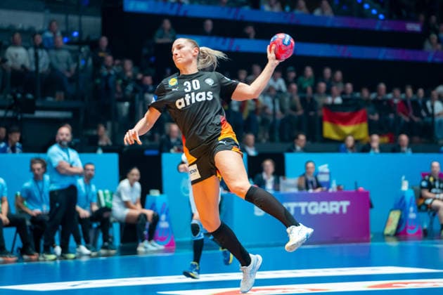 Handball I Frauen I Weltmeisterschaft I Vorrunde I 2. Spieltag I Uruguay - Deutschland I 28.11.2025 Jenny Behrend (30, Deutschland) im Wurf Stuttgart Porsche Arena Baden-Württemberg Deutschland Copyright: xLobeca MaxxPetershansx