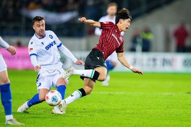 28.11.2025 - Fußball, 2025 2026, 2. Bundesliga, 14. Spieltag, Hannover 96 - Karlsruher SC: (L-R) Philipp Förster (Karlsruhe), Hayate Matsuda (Hannover) DFL REGULATIONS PROHIBIT ANY USE OF PHOTOGRAPHS AS IMAGE SEQUENCES AND OR QUASI-VIDEO.