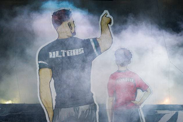 28.11.2025 - Fußball, 2025 2026, 2. Bundesliga, 14. Spieltag, Hannover 96 - Karlsruher SC: Fans (Hannover) mit einer Choreografie zum 25-jährigen Bestehen der Ultras mit dem Spruch Unsere Art zu leben DFL REGULATIONS PROHIBIT ANY USE OF PHOTOGRAPHS AS IMAGE SEQUENCES AND OR QUASI-VIDEO.