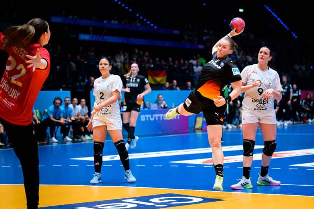 Handball, Frauen WM, Gruppe C: Uruguay - Deutschland v.li. Agustina Modernell Amodio (Uruguay), Lisa Antl (Deutschland) Stuttgart Porsche Arena Baden-Württemberg Deutschland