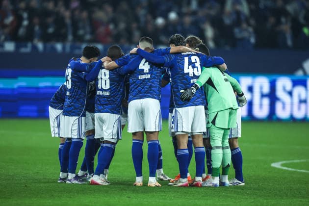 Fussball, 2. Bundesliga Saison 2025 2026 14. Spieltag FC Schalke 04 - SC Paderborn 07 28.11.2025, VELTINS-Arena Teamkreis FC Schalke 04 Gelsenkirchen VELTINS-Arena Nordrhein-Westfalen Deutschland