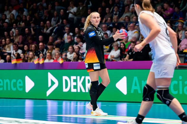 Handball, Frauen WM, Gruppe C: Uruguay - Deutschland Annika Lott (Deutschland), Dekra Stuttgart Porsche Arena Baden-Württemberg Deutschland